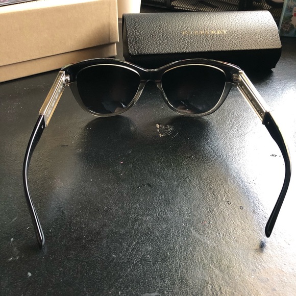 Brand new Burberry sunglasses - Picture 6 of 6